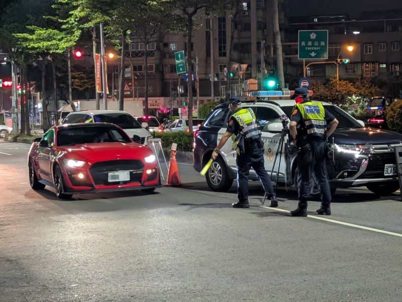向毒駕宣戰! 新北警第五波全市92處同步取締 28 《圖說》新北警向毒駕宣戰,今年4至6月毒駕交通事故40件,較1至3月65件下降38.5%,顯示防制措施逐步發揮效果。〈警察局提供〉