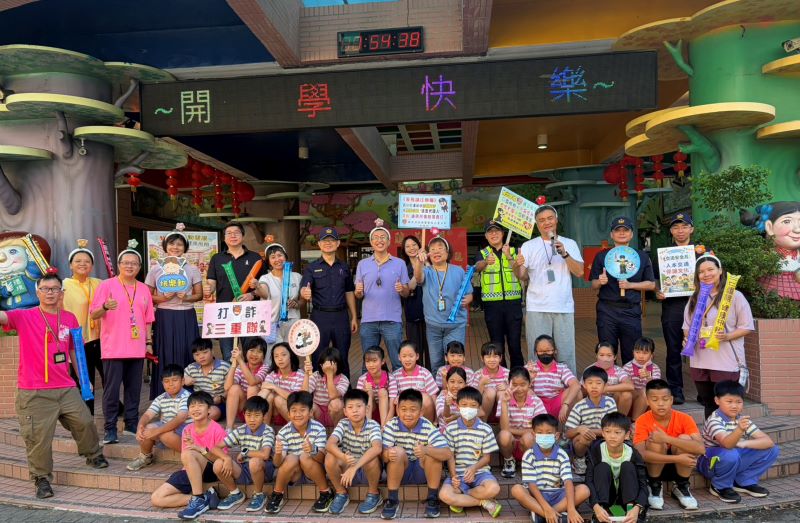 開學日護童勤務升級 新北警力進駐校園周邊守學童平安 23 《圖說》三重分局於重陽國小執行護童勤務。〈警察局提供〉