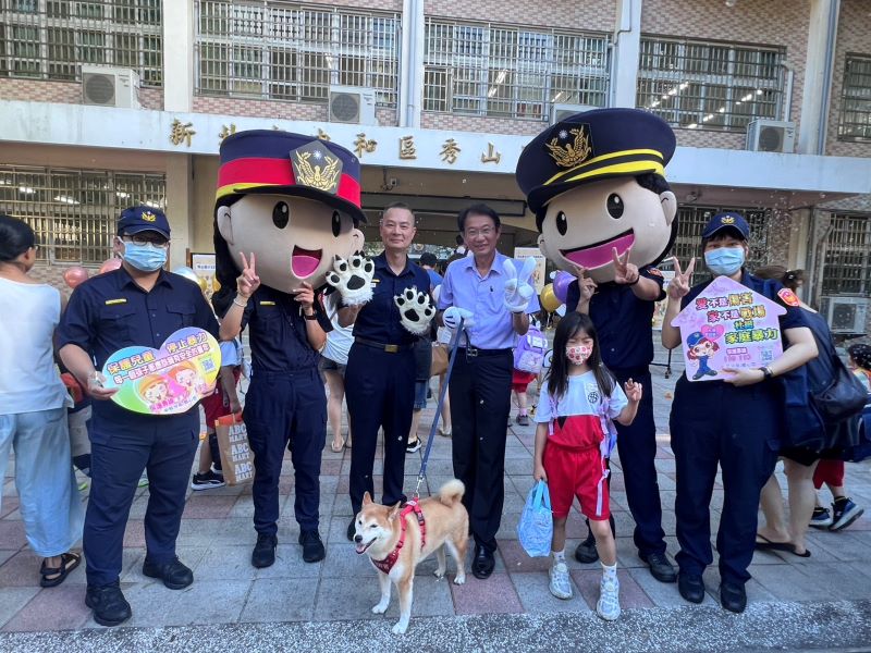 開學日護童勤務升級 新北警力進駐校園周邊守學童平安 20 《圖說》中和分局於秀山國小執行護童勤務。〈警察局提供〉