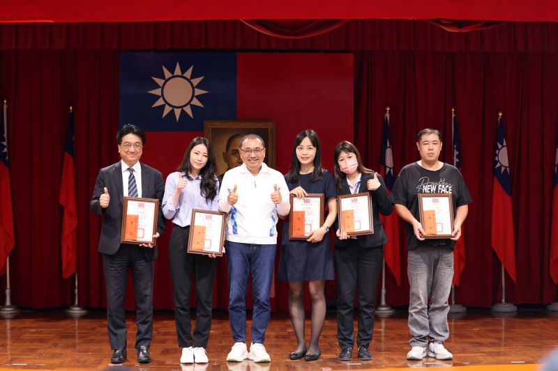 表揚攔詐有功警民 侯:強化選前治安、青春專案 6 《圖說》市長侯友宜於治安會報頒獎表揚聯防金融機構及超商攔阻詐欺案件有功人員。〈警察局提供〉