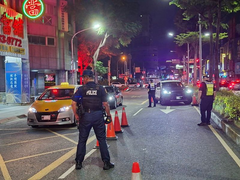 向毒駕宣戰! 新北警第五波全市92處同步取締 27 《圖說》新北警向毒駕宣戰,昨晚發動第五波取締毒(酒)駕專案,全面攔阻毒酒駕駛人上路。〈警察局提供〉