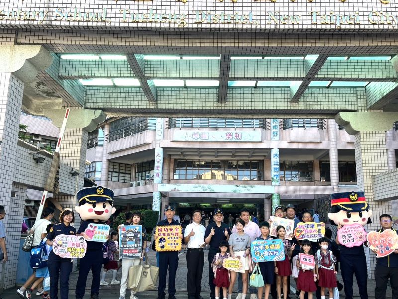 開學日護童勤務升級 新北警力進駐校園周邊守學童平安 24 《圖說》土城分局於樂利國小執行護童勤務。〈警察局提供〉