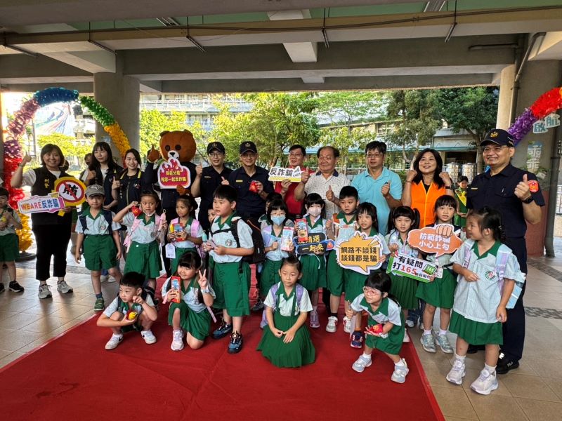 開學日護童勤務升級 新北警力進駐校園周邊守學童平安 22 《圖說》新莊分局於思賢國小執行護童勤務。〈警察局提供〉