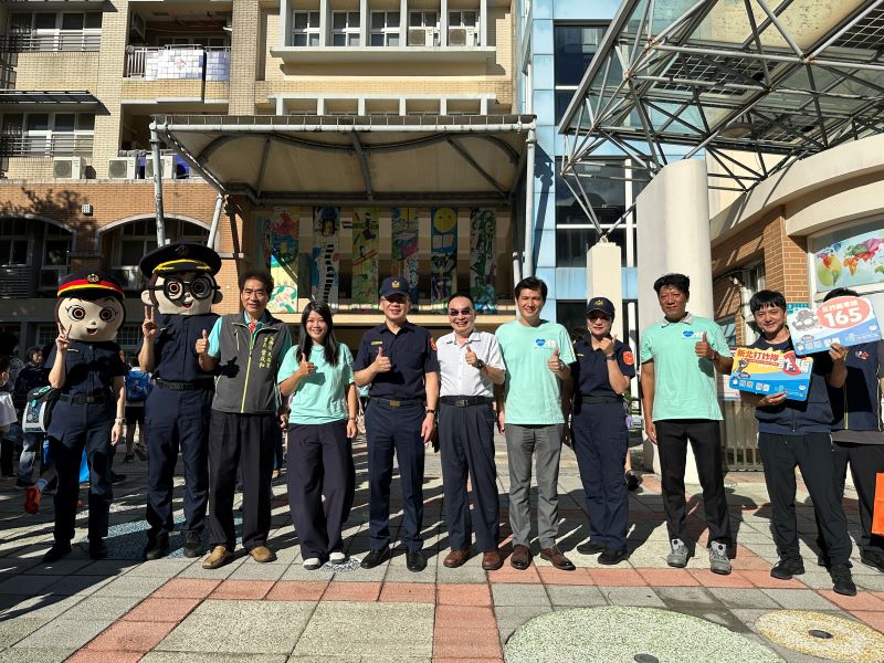 開學日護童勤務升級 新北警力進駐校園周邊守學童平安 19 《圖說》海山分局於海山國小執行護童勤務。〈警察局提供〉