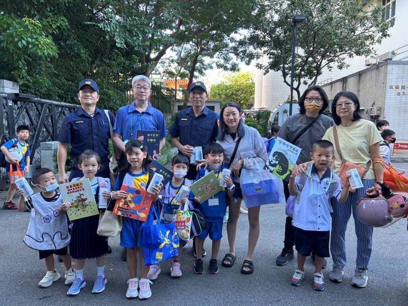 開學日護童勤務升級 新北警力進駐校園周邊守學童平安 18 《圖說》板橋分局於板橋國小執行護童勤務。〈警察局提供〉