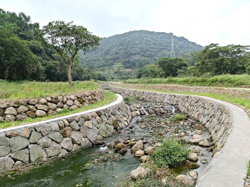 工程更兼顧生態文化 新北國家卓越建設獎獲獎數北臺之冠 27 《圖說》「金山區南勢湖72號附近護岸山陀兒颱風復建工程」-採用生態友善工法,減少混凝土使用,砌石護岸。〈農業局提供〉