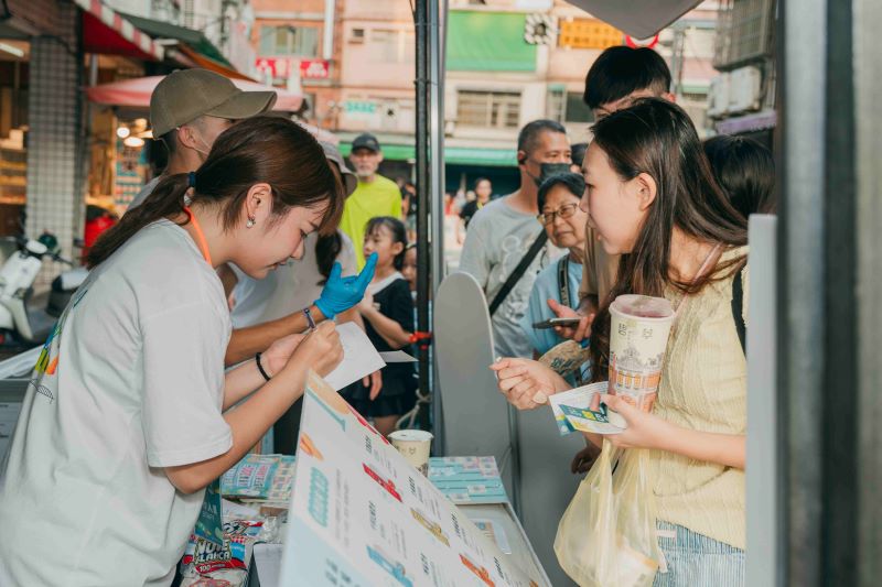 三峽納涼祭登場 茶、筍、蜜三寶吸客逛老街品農產 6 《圖說》「三峽納涼祭」今明兩日下午1時起至晚間8時30分在祖師廟周邊舉辦,邀請民眾來到納涼祭,用一杯沁涼飲品品味三峽的獨特風土。〈農業局提供〉