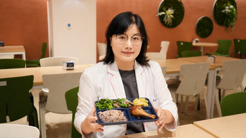 《圖說》李佩霓主任以當季食材為例，表示秋葵、絲瓜與油菜不僅營養價值高、口感鮮甜多汁，更能以親民實惠的價格消暑補水，輕鬆吃出低碳環保的健康活力。〈臺北醫院提供〉