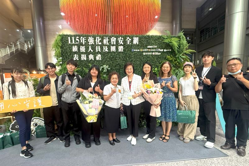 深耕早療44年守護2萬名兒童 明新獲社安網績優團體獎 7 《圖說》社會局長李美珍(中)到場祝賀第5區早資中心榮獲115 年強化社會安全網績優團體獎。〈社會局提供〉