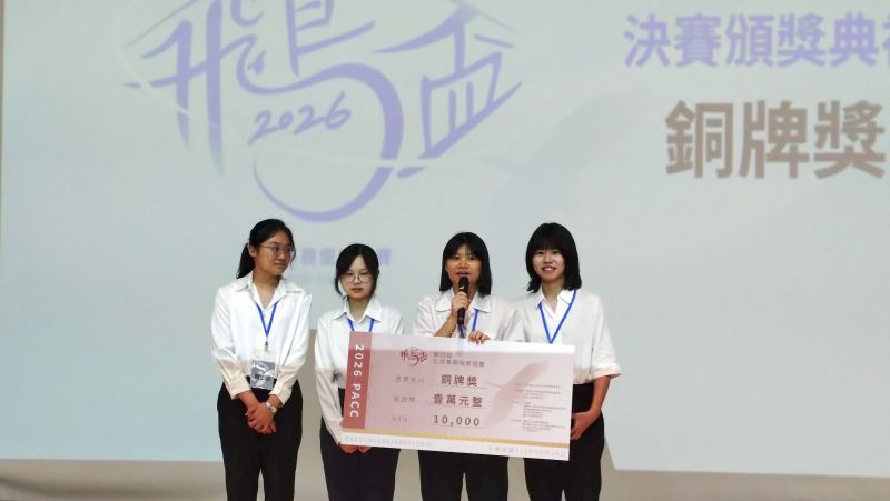 《圖說》「及時行垃　樂在其中」團隊針對新北市環保局提出「翻轉垃圾車形象」議題，以「讓垃圾車成為城市裡的溫馨風景」概念提出創新方案獲得銅牌獎肯定。〈青年局提供〉