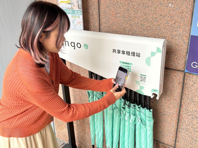 新北攜手raingo試辦共享傘 3站啟用首小時免費 14 《圖說》使用共享傘服務,僅須下載App註冊並掃描機台QR Code,即可快速完成借傘手續。〈青年局提供〉