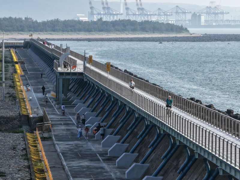淡水金色水岸換新貌 「海稜一線」騎車吹海風、看夕照 8 《圖說》海堤高架自行車道海天一線讓人忘記所有煩憂。〈高灘處提供〉