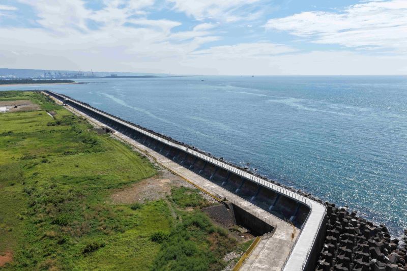 淡水金色水岸換新貌 「海稜一線」騎車吹海風、看夕照 7 《圖說》1.7公里自行車道海稜一線觀賞無敵海景。〈高灘處提供〉