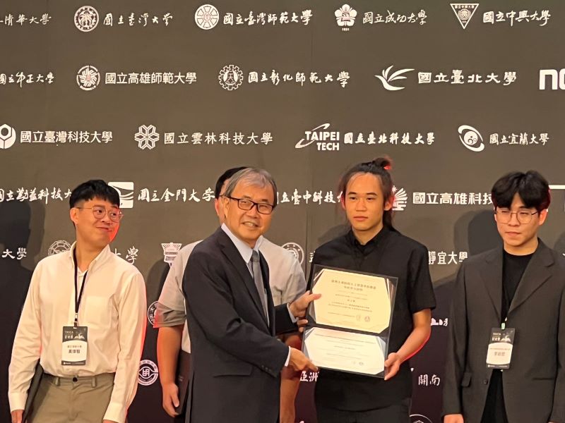 《圖說》教育部長鄭英耀頒發TAICA學程證書予龍華科大電子工程系碩士班匡立恆。匡立恆同時取得「人工智慧探索應用」及「人工智慧自然語言技術」兩張學程證書，為全國首批僅4位取得雙證書的學生之一。〈龍華科大提供〉
