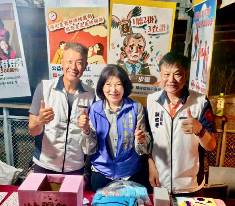 回收換好禮、闖關拚答題 深坑社區中秋飄「廉」香 4 《圖說》深坑區「資源回收反貪倡廉換好禮」活動,環保局政風室主任林三龍〈左起〉、深坑區長李漪萍、清潔隊長陳成港合影。〈環保局政風室提供〉
