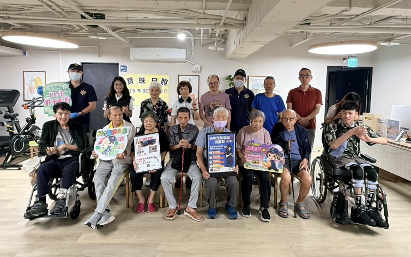 中和警走入日照中心 指紋建檔、防詐雙管齊下守護長者
