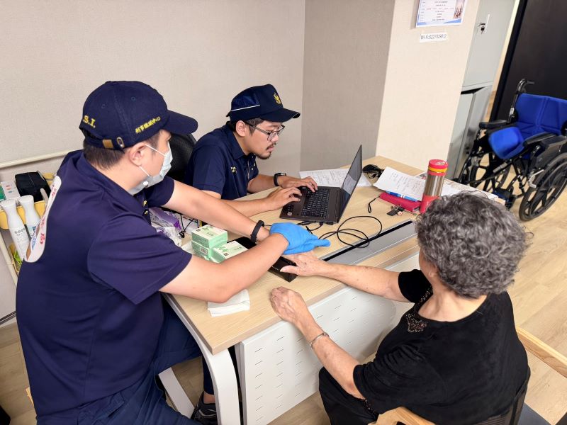 《圖說》協助長者完成指紋捺印及建檔後，讓返家的路能多一分保障。〈中和分局提供〉