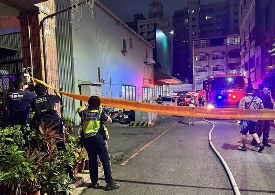 中市西屯清晨惡火燃燒            女屋主受困窗台被救下