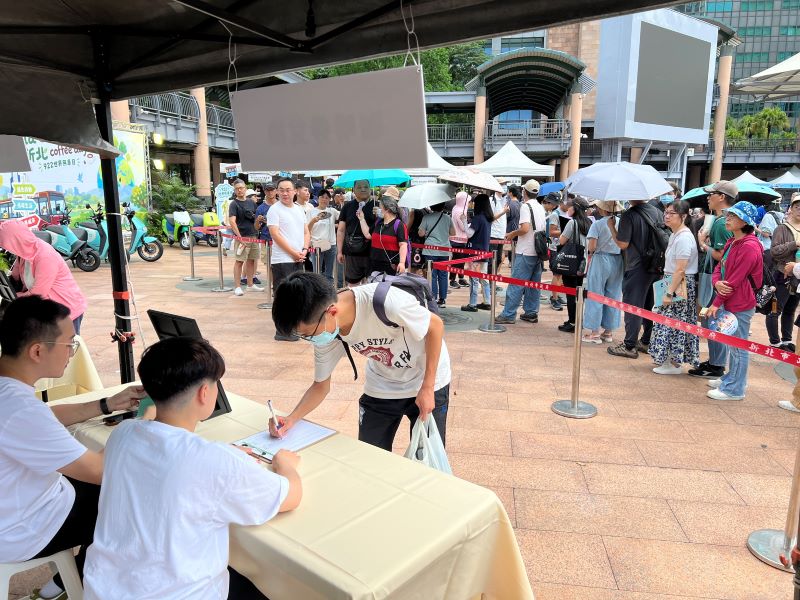 《圖說》搭乘大眾運輸換咖啡券。〈交通局提供〉