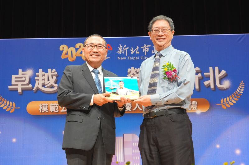 每一分努力都值得被看見 新北表揚89名模範、績優公務員 8 《圖說》衛生局科長杜仲傑(右)與市長侯友宜合影。〈人事處提供〉