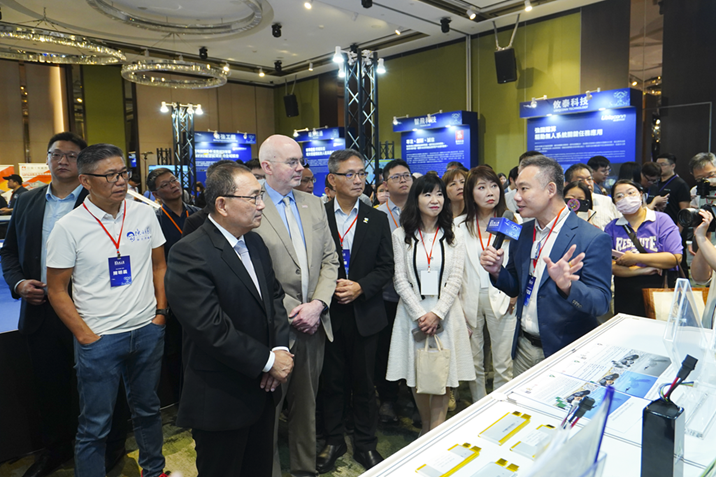 「2026新北無人機展覽暨論壇」隆重登場! 串聯北北基桃產業能量 展現無人機產業新動能 36 %E4%BE%AF%E5%8F%8B%E5%AE%9C%E5%B8%82%E9%95%B7%E8%88%87%E7%84%A1%E4%BA%BA%E6%A9%9F%E5%B1%95%E5%8D%80%E6%A5%AD%E8%80%85%E4%BA%A4%E6%B5%81%EF%BC%8C%E4%BA%86%E8%A7%A3%E6%9C%80%E6%96%B0%E6%8A%80%E8%A1%93%E8%88%87%E6%87%89%E7%94%A8%E3%80%82