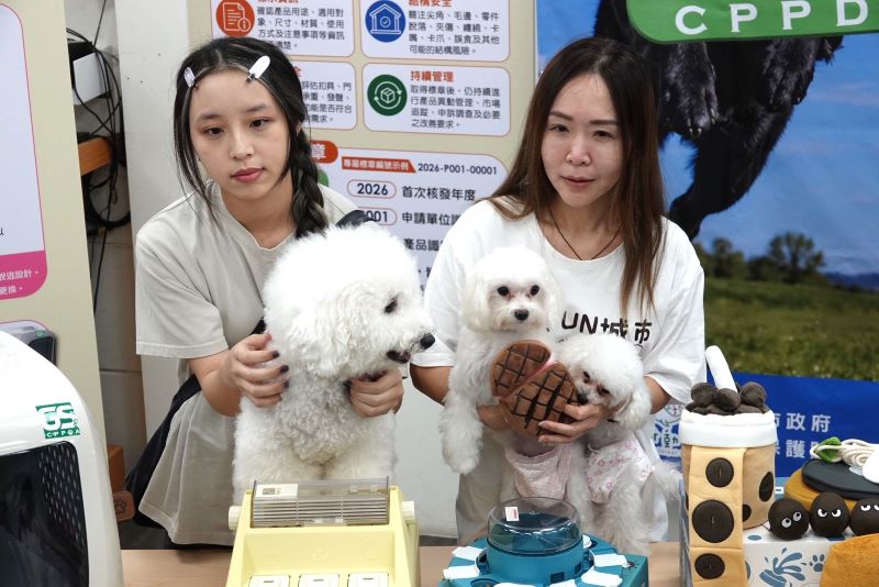 《圖說》臺北海洋科技大學寵物業經營管理系系主任王宥婷與學生推廣GS寵物用品安全標章。〈動保處提供〉