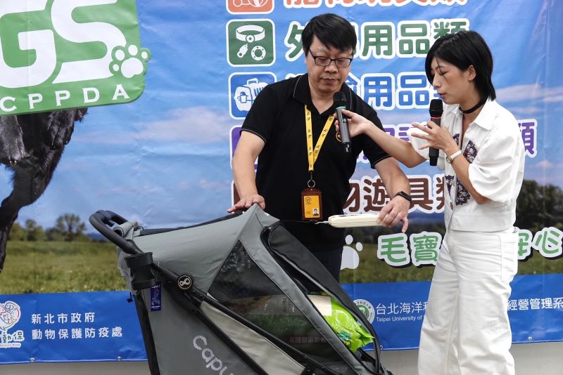 《圖說》全國公正檢驗股份有限公司總裁王政雄進行推車拉力測試。〈動保處提供〉