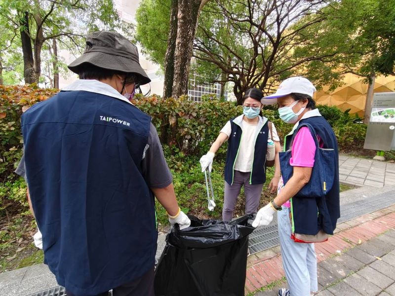 台電北區親子日「上太空」 同遊天文館、淨園護環境 19 《圖說》台電同仁攜家帶眷漫步公園,一邊享受秋日休閒時光,也一同動手維護周遭環境。〈北北區處提供〉