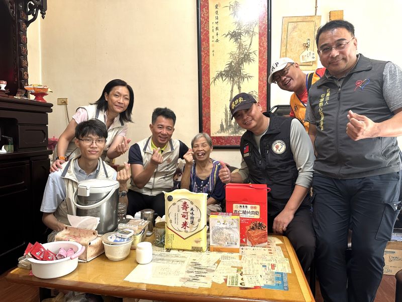 捐百包白米訪視高齡榮眷 中華熱心發展協會送暖新北榮服處 5 《圖說》陳立中處長(左三)與中華熱心發展協會理事賴明宏(右三)、副秘書長王豊博(右一)致贈秋節慰問物資給陳奶奶。〈新北榮服處提供〉