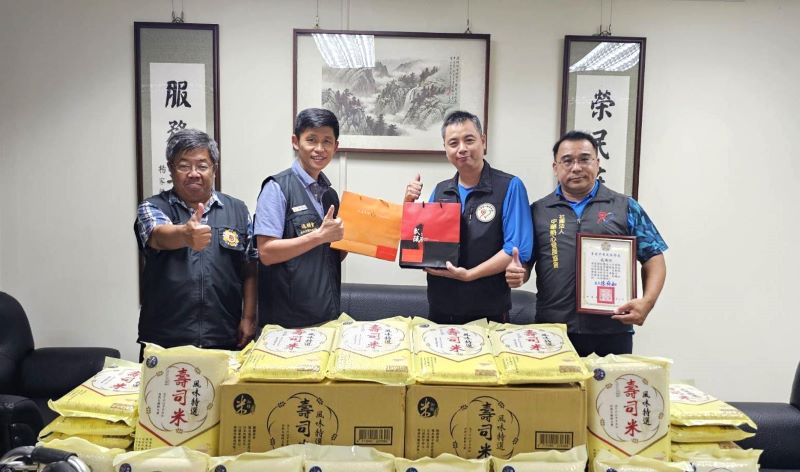 白米傳愛 北市榮服處攜手中華熱心發展協會中秋送暖 52 《圖說》臺北市榮服處長陳舜如〈左二〉與中華熱心發展協會理事賴明宏〈右起〉、副秘書長王豊博合影。〈臺北市榮服處提供〉