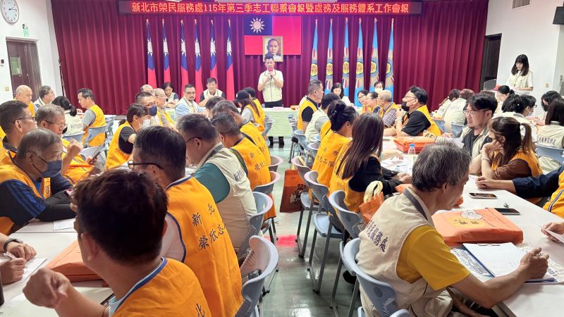 《圖說》陳立中處長於志工聯繫會報與志工夥伴交流，精進榮民眷服務照顧品質。〈新北榮服處提供〉
