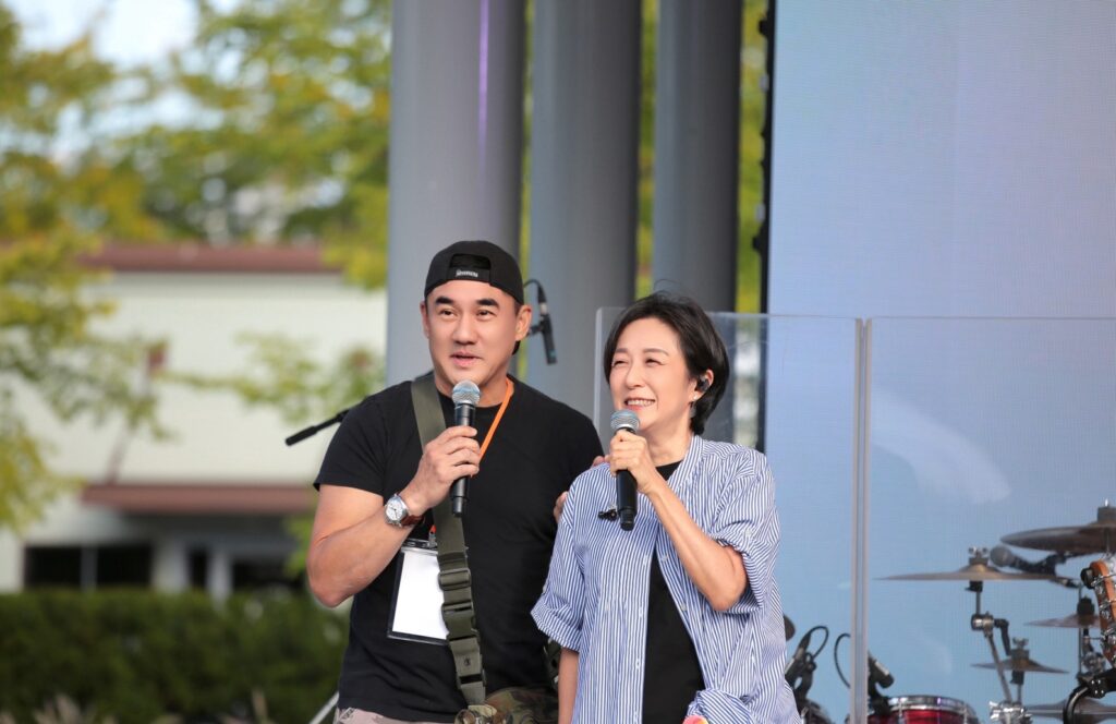 郭子、萬芳演完飛紐約追美網!堵到謝淑薇卻手機沒電 球后親掏手機救援合照 5 %E5%90%B3%E5%A4%A7%E7%B6%AD%E9%BB%83%E9%9F%BB%E7%8E%B2