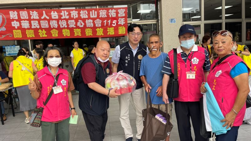 《圖說》秋節物資發放活動現場協助年邁榮民眷領取物資。〈南投縣榮服處〉
