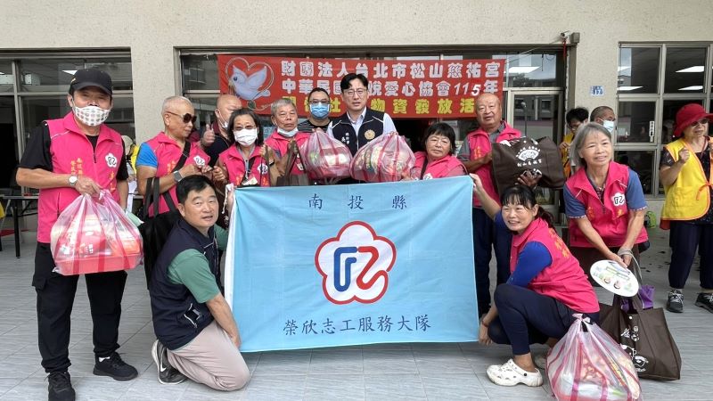 《圖說》南投縣榮服處連結傳悅愛心協會合辦秋節物資發放。〈南投縣榮服處〉