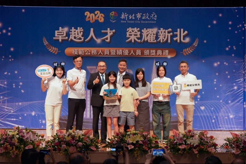 《圖說》市侯友宜市長、城鄉局長黃國峰與榮獲115年模範公務人員陳以霖科長及企建科合影。〈城鄉局提供〉