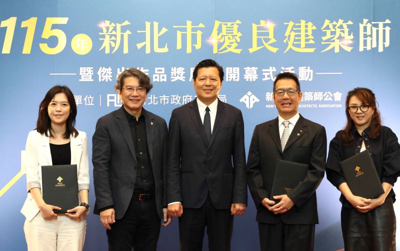 新北優良建築展登場 跨世代好設計融入生活 31 《圖說》朱惕之副市長(左三)逐一頒獎給獲得傑出作品獎的建築團隊代表。〈工務局提供〉