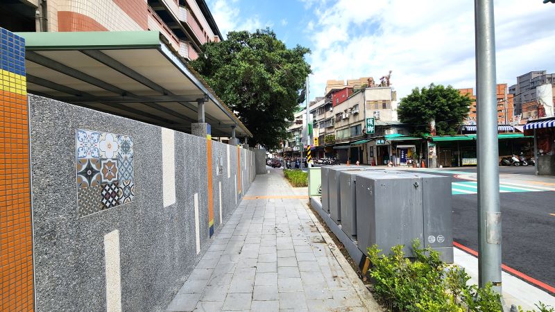 《圖說》蘆洲國小通學廊道原本人行道狹窄，經過市府與校方協調，學校圍牆退縮並排除障礙物，人行道淨寬達到1.5公尺以上。〈工務局提供〉