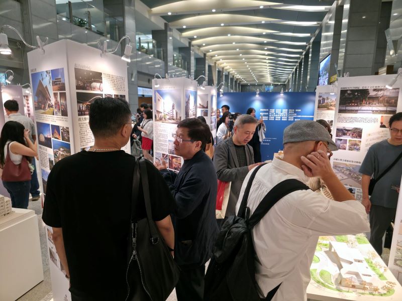 《圖說》115年新北市優良建築師作品成果展，呈現不同世代建築師的設計創新，吸引許多民眾駐足觀展。〈工務局提供〉