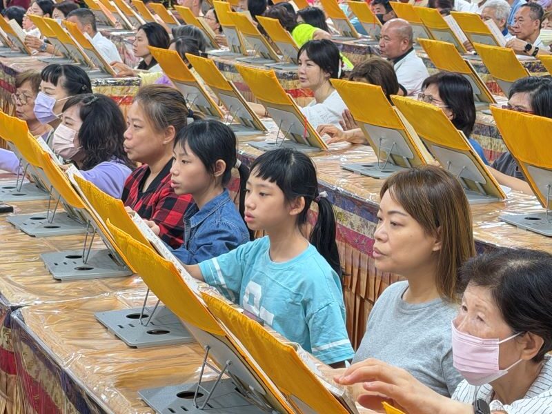 《圖說》父母與小孩參加孝親報恩法會，學習感恩父母恩德，讓佛法與孝道在心中悄悄發芽。〈主辦單位提供〉