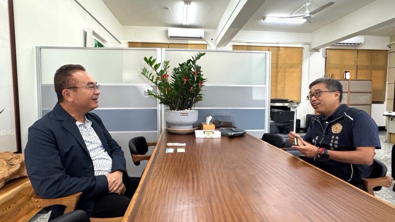 《圖說》南投縣榮服處串聯企業就業與公益力量南投縣榮服處長李毓錫(右)富象企業有限公司董事長董正宗(左)。〈南投榮服處提供〉