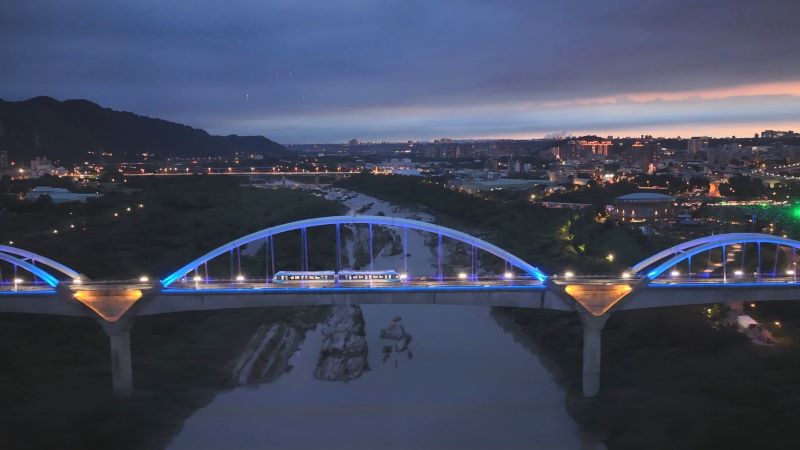 不只通勤處處有亮點 三鶯線化身城市藝術廊道 27 《圖說》節慶特別版燈光迎中秋。〈捷運局提供〉