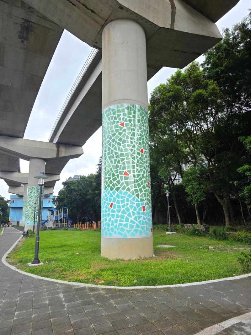 不只通勤處處有亮點 三鶯線化身城市藝術廊道 30 《圖說》捷運墩柱展現鶯歌陶瓷文化底蘊。〈捷運局提供〉
