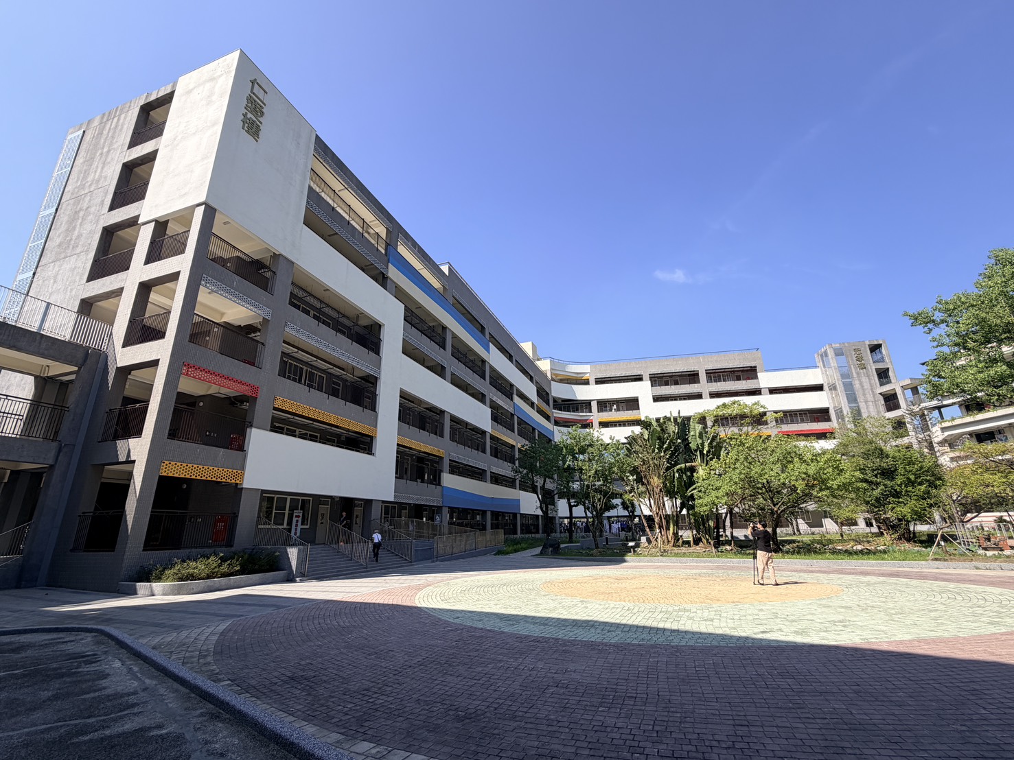 《圖說》新北市政府投入7.3億餘元改建秀峰高中校舍，今日正式啟用。市長侯友宜與師生共同。〈教育局提供〉