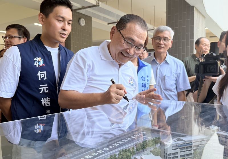 《圖說》市長侯友宜簽名留念。〈教育局提供〉
