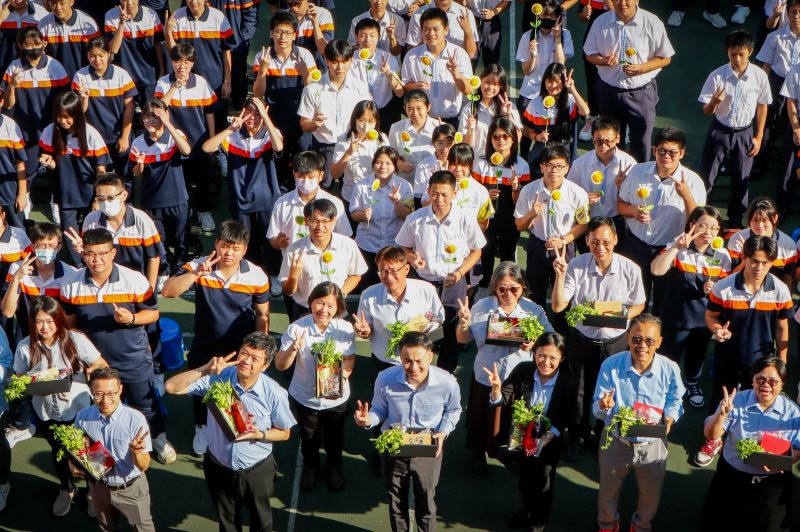 《圖說》東海高中師生齊聚以創意束脩禮歡慶教師節。〈教育局提供〉