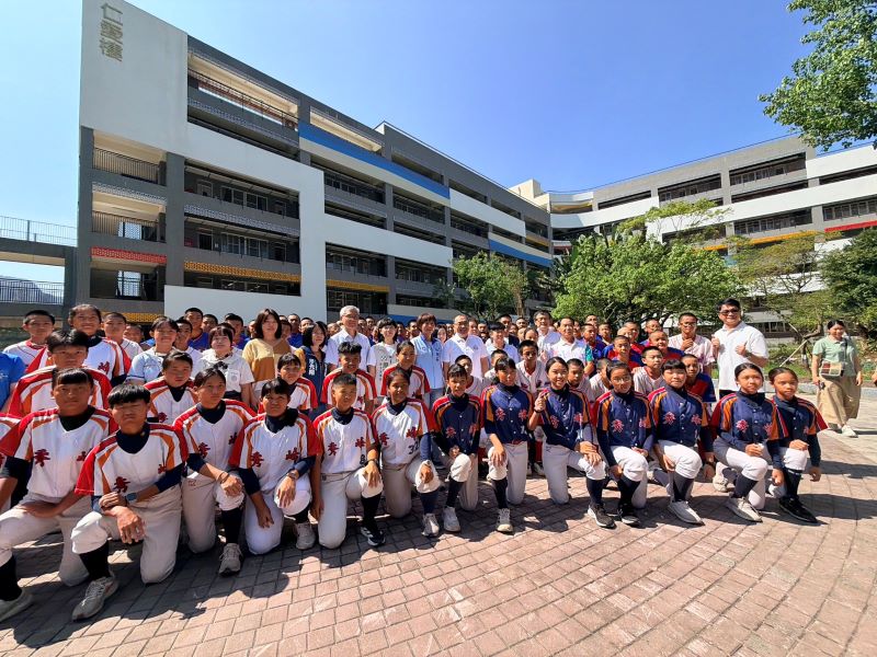 《圖說》市長侯友宜與師生來賓合影。〈教育局提供〉