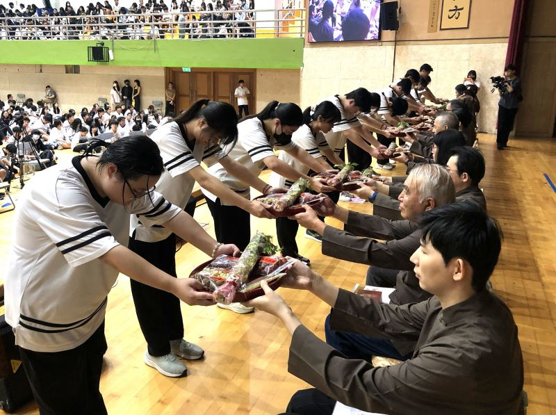《圖說》鶯歌工商陶工科學生行拜師束脩六禮展現最高敬意。〈教育局提供〉