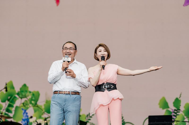 睽違4年回歸 新北綠生活音樂節經典金曲唱進新美館 13 《圖說》新北市長侯友宜今日出席「2026新北市綠生活音樂節」,與歌手李翊君(右)在舞台上合唱經典歌曲〈萍聚〉,與現場民眾一同重溫熟悉旋律。〈文化局提供〉