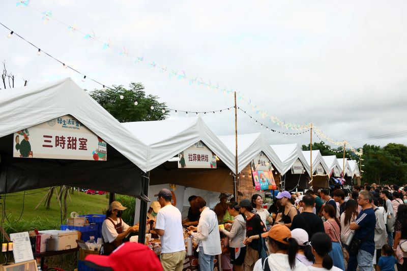 睽違4年回歸 新北綠生活音樂節經典金曲唱進新美館 16 《圖說》「2026新北市綠生活音樂節」現場集結40攤特色創意市集及10攤美食餐車。〈文化局提供〉