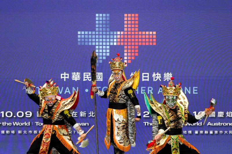 《圖說》新北在地表演團隊「鐵四帝文化藝術創意團隊」以官將首等傳統民俗藝陣元素融合街舞，透過傳統與當代的跨界演出。〈文化局提供〉